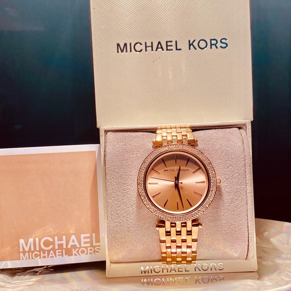 MICHAEL KORS Rose Gold with Swarovski Crystals. - Picture 2 of 3